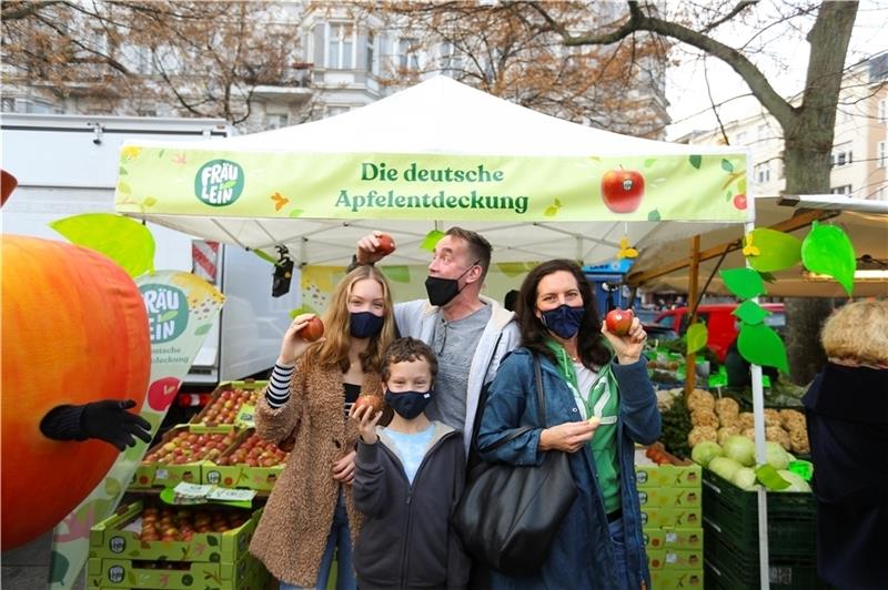 Markteinführung in Zeiten der Corona-Pandemie: Auf dem Wochenmarkt am Winterfeldtplatz probieren diese Berliner den Fräulein-Apfel. Foto: Hänel