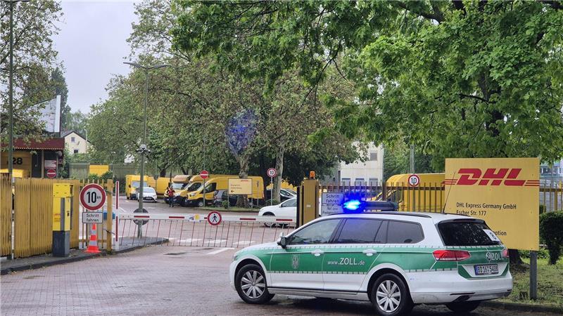 Tausende Zöllner durchleuchten Paket-Branche Marktführer DHL setzt zwar nur recht wenig auf Subunternehmer, trotzdem nahmen Zöllner auch den Bonner Logistiker unter die Lupe.