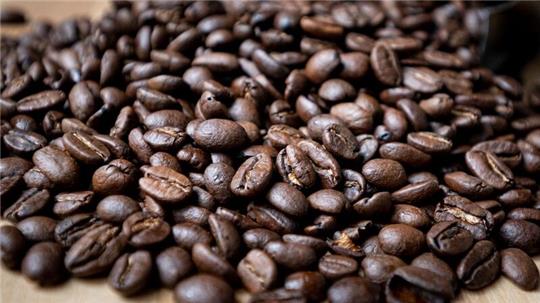 Marktführer Tchibo erhöht Mitte April die Kaffeepreise.
