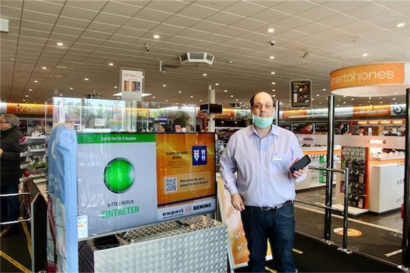Marktleiter Mathias Schulenburg von Elektro-Bening in Buxtehude begrüßt jeden Kunden einzeln. Fotos: Richter