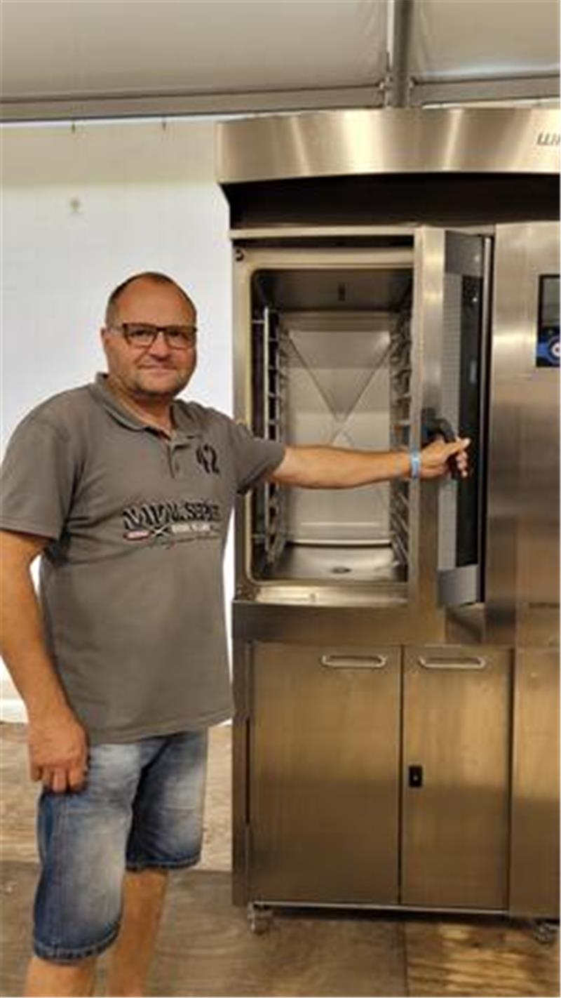 Marktleiter Peter Kloss am Brötchenbackautomaten. Ab Montag werden 56 Frauen und Männer im Deichbrand-Supermarkt arbeiten.