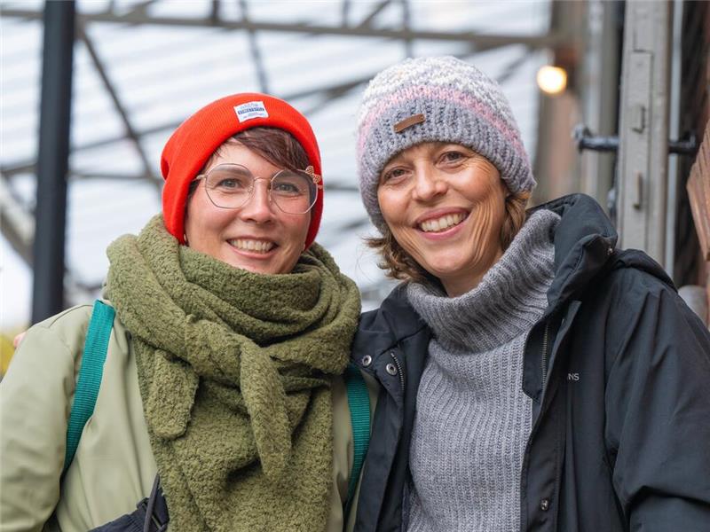 Marktmeisterin Vanessa Heider sagt Ade. Für sie war es der letzte Herbstmarkt, sie wechselt bekanntlich zum Stadtmarketing Harsefeld. Myriam-Judith Reinwein-Kappelhoff tritt in ihre Fußstapfen (von links). Foto: Elsen/Flecken Horneburg