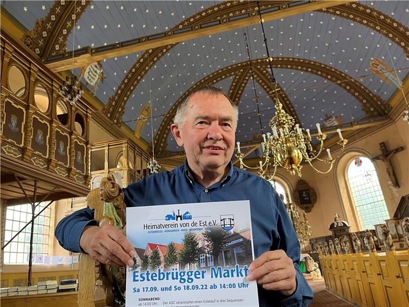 Markträtsel: Peter Lühmann vom Heimatverein von de Est hofft, dass viele Menschen die Sterne an der Decke der St. Martini-Kirche in Estebrügge zählen, der Sternenhimmel von 1868 wurde 1990/1992 restauriert. Foto Vasel