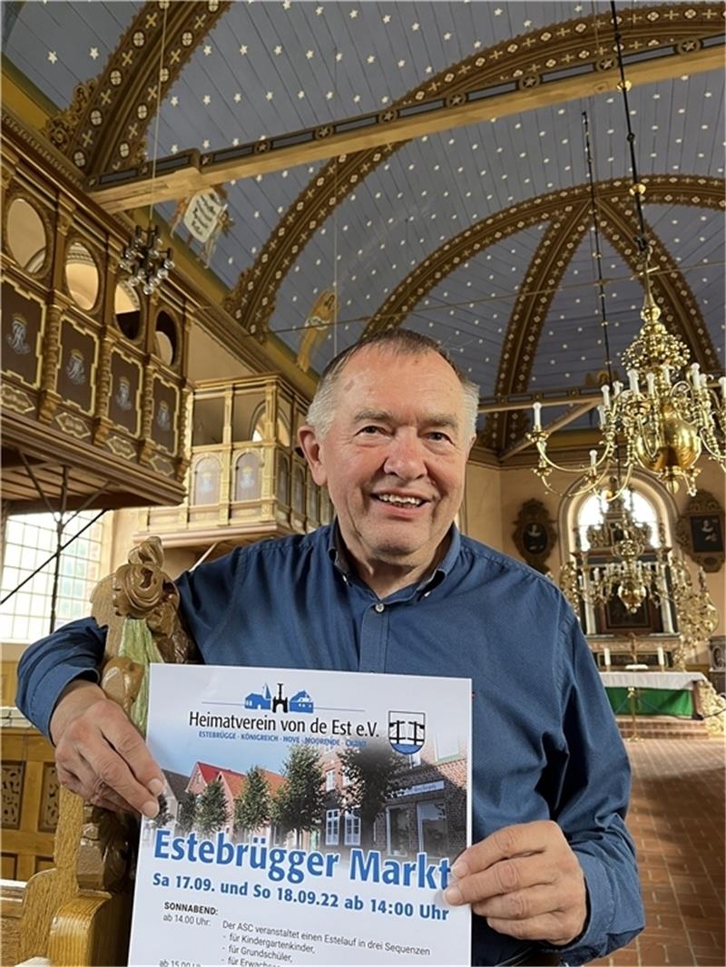 Markträtsel: Peter Lühmann vom Heimatverein von de Est hofft, dass viele Menschen die Sterne an der Decke der St.-Martini-Kirche zählen, der Sternenhimmel von 1868 wurde 1990/1992 restauriert. Foto: Vasel