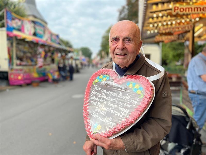 Marktbummel an der Oldendorfer Kirche: Urkunden und ein Lebkuchenherz Marktvogt Georg Hellwege mit dem großen Lebkuchenherz als Dankeschön.