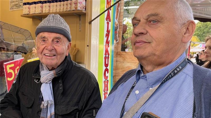Marktvogt Georg Hellwege und Reinhold Müller erinnern sich an Zeiten, als in Oldendorf Tanz und Frühschoppen auf dem Markt dazugehörten.