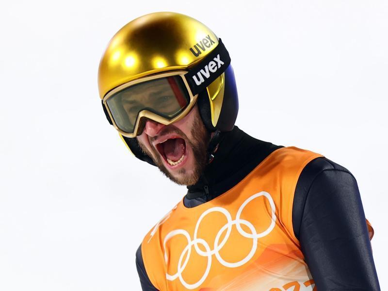 Markus Eisenbichler jubelt nach seinem Sprung. Foto: Daniel Karmann/dpa