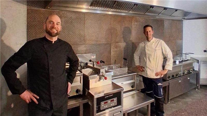 Markus Grade und Frederik Packwitz auf der Baustelle in Nordholz. Ende Januar soll hier „Das Frittierwerk“ eröffnen.