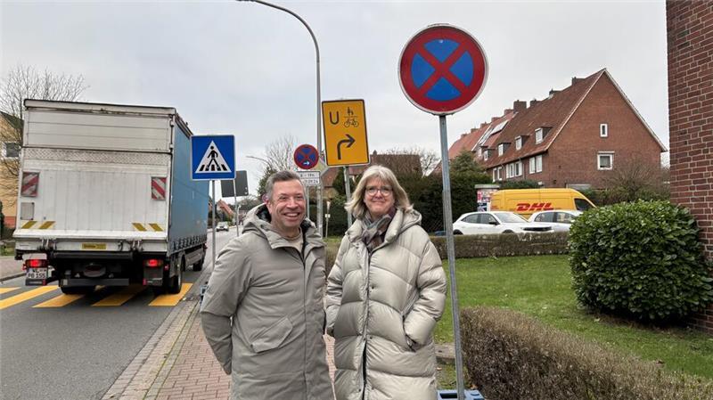 Markus Grüttner und Eva Mund aus der Timm-Kröger-Straße sind genervt vom illegalen Durchgangsverkehr und üben Kritik am verwirrenden Schilderwald in der Sachsenstraße.