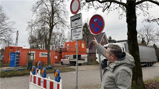 Markus Grüttner weist darauf hin, dass nur Anlieger durch die Timm-Kröger-Straße fahren dürfen.