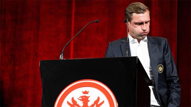 Krösche bei Eintracht-Abschied den Tränen nahe Markus Krösche hat sich auf der Mitgliederversammlung von Eintracht Frankfurt mit einer emotionalen Rede verabschiedet.