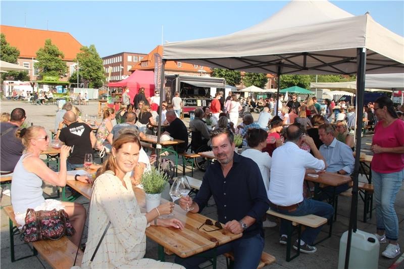 Markus Meier und seine Frau Mareen Meier sitzen zufrieden unter den 350 bis 400 Besuchern , die am Sonnabendabend auf dem Platz am Sande die edlen Tropfen der Winzer genießen. Foto: Michaelis