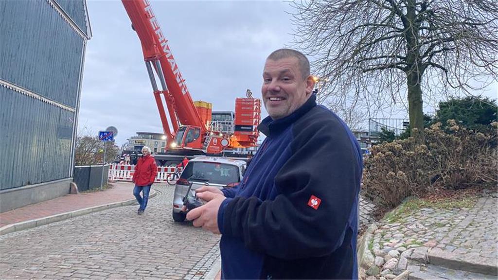 Markus Möller von der Kran-Firma hält den Einsatz mit einer Drohne in Film und B...