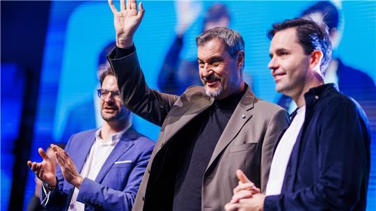 Dampf steigt aus einem Atomkraftwerk auf