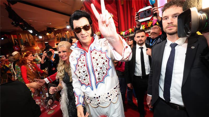 Markus Söder (CSU), Ministerpräsident von Bayern, als Elvis Presley verkleidet, mit seiner Frau Karin Baumüller-Söder.