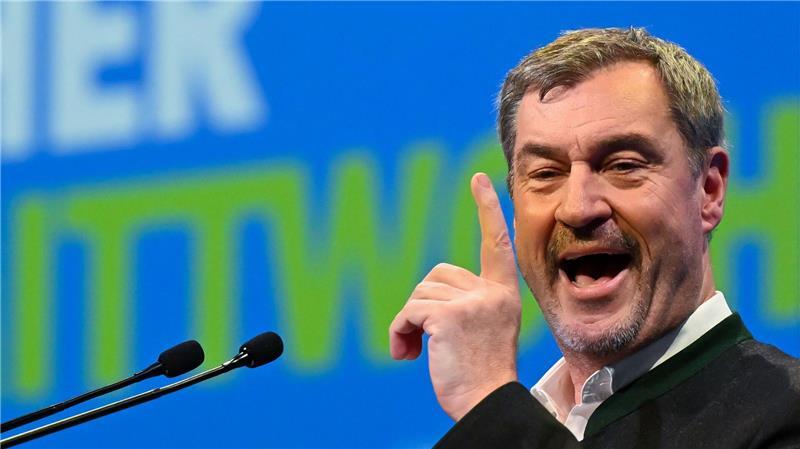 Markus Söder (CSU), Ministerpräsident von Bayern und CSU-Chef, steht beim politischen Aschermittwoch der CSU auf der Bühne.