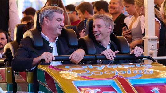 Markus Söder (CSU), Ministerpräsident von Bayern, und Dominik Krause (Bündnis 90/ Die Grünen), Oberbürgermeister von München, fahren anlässlich der Nominierung Münchens als deutscher Olympia-Bewerber auf dem Oktoberfest zusammen mit der Achterbahn „Olympia Looping“. 