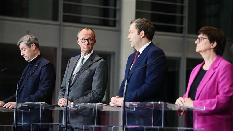 Markus Söder, Friedrich Merz, Lars Klingbeil und Saskia Esken geben eine Pressekonferenz zu den Sondierungsgesprächen zwischen der Union und der SPD.