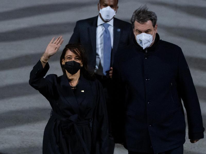Markus Söder begrüßt US-Vizepräsidentin Kamala Harris nach der Landung auf dem Münchner Flughafen. Foto: Sven Hoppe/dpa