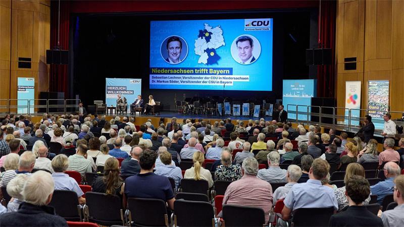 Markus Söder im Kreis der niedersächsischen CDU-Vertreter auf der Bühne des Stadeum.