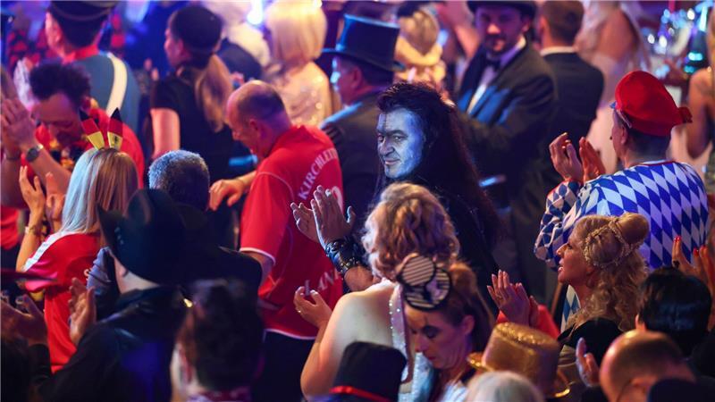Markus Söder klatscht als „Braveheart“ in der BR-Livesendung „Fastnacht in Franken“ in den Mainfrankensälen in Veitshöchheim.