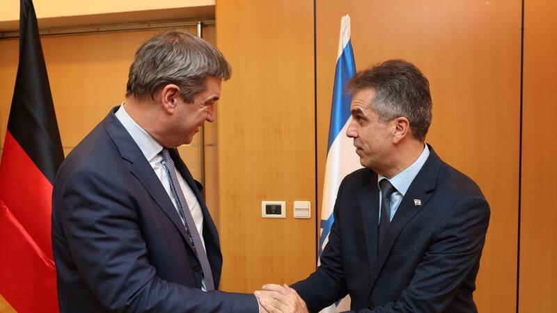 Söder verteidigt Israels Kampf gegen die Hamas Markus Söder (l) wird in Jerusalem vom israelischen Außenminister Eli Cohen empfangen.