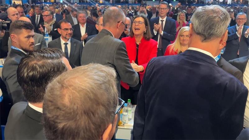 Küsschen für Aigner – aber keine Antwort auf die P-Frage Markus Söder setzt sich seit Monaten für Ilse Aigner als nächste Bundespräsidentin ein.