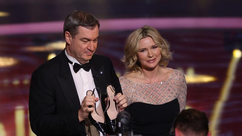 Markus Söder verlieh den Ehrenpreis an Schauspielerin Veronica Ferres (r).