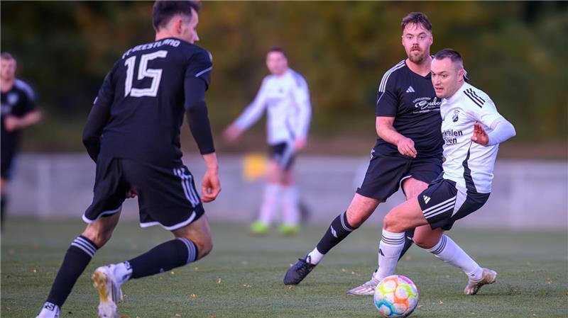 Markus Sonnabend (rechts) traf zum 1:0 per Traumtor. Sein Schuss aus etwa 30 Metern drehte sich unhaltbar ins obere Eck.