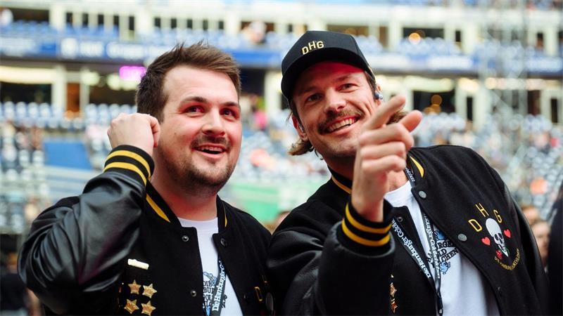 Hamburger Goldkehlchen verabschieden sich mit Weltrekord Markus Tiedemann und Flemming Pinck vor dem Konzert