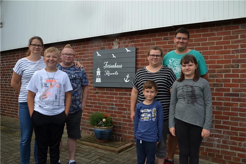 Markus Wichert und Madeleine Wilde mit Quentin (links) machen jedes Jahr Urlaub in Hamelwörden; diesmal in Begleitung ihrer Freunde Jan und Jessica Morwitz mit Noah und Melina.