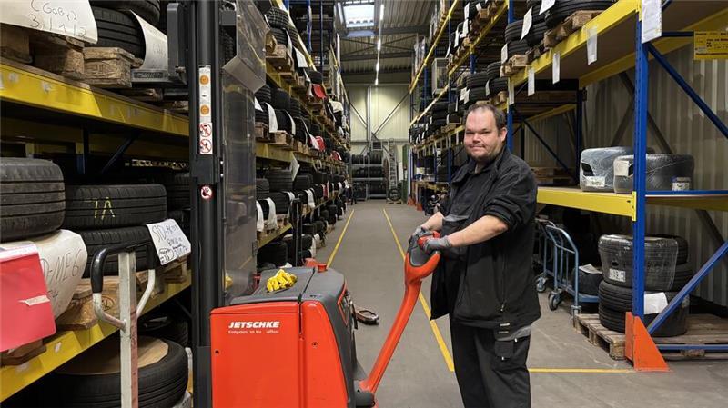 Markus bedient die elektrische "Ameise" in der großen Reifenhalle.