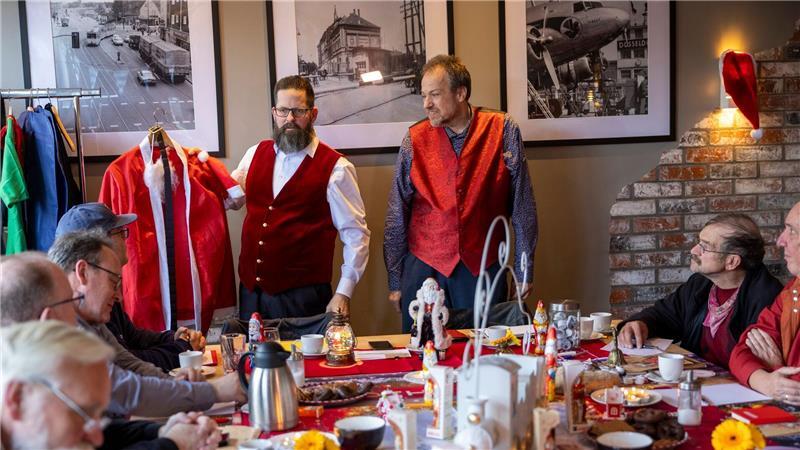 Die Ho-Ho-Hochschule: Hier werden Weihnachtsmänner gemacht Markus von Juterczenka (links) zeigt ein besonders billiges Weihnachtsmannkostüm, von dem dringen abgeraten wird.