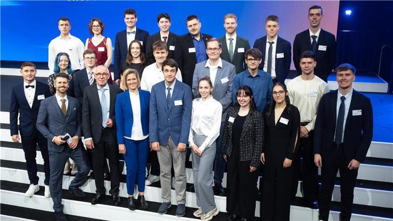 Mit 24 Jahren erreicht Marla Martwich 100 Prozent in der IHK-Prüfung und zählt 2025 zu den besten Auszubildenden Deutschlands.