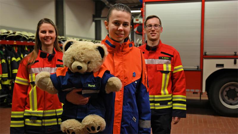 Mehr Bewerber als Plätze: Boom bei der Jugendfeuerwehr in Harsefeld Marlena Beilke ist seit fast vier Jahren in der Jugendfeuerwehr Harsefeld - und Maskottchen Horst ist bei allen Aktivitäten der Jugendlichen mit dabei.
