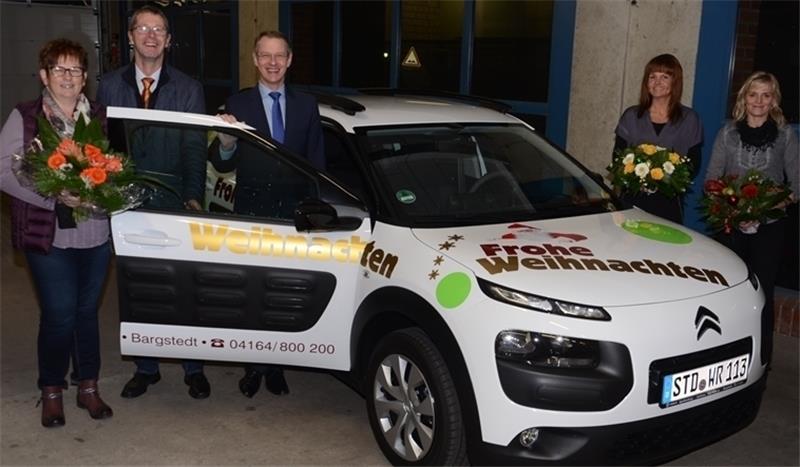 Marlene Meyer (links) fährt für ein Jahr Citroën C4 Cactus. Sandra Höscher und Anne Höft (rechts) freuen sich über je einen Einkaufsgutschein. Harald Bösch (Zweiter von links), Geschäftsführer vom Autohaus Wülpern, und TAGEBLATT-Geschäftsfü