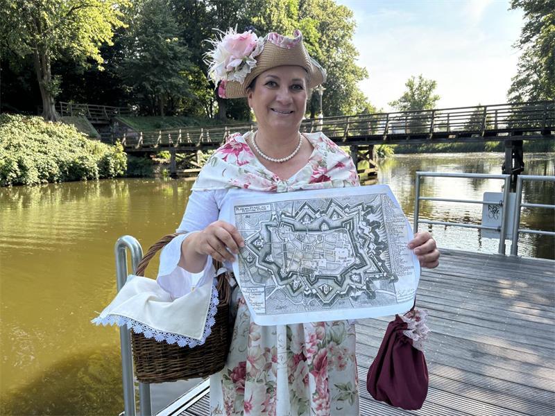Wo ist Andreas? Außergewöhnliche Suchaktion in Stades Altstadt Marlene Plate alias Margarete Henne nimmt die Gäste am Stadeum-Anleger in Empfang. In ihrem Körbchen hat sie unter anderem einen alten Stadtplan.