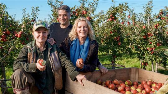 Wo ist der Kopf? „Tatort“-Kommissarin ermittelt im Alten Land Marlies Feldhusen (Lina Wendel, von links), Regisseur Johannes Naber und Charlotte Lindholm (Maria Furtwängler) stehen bei Drehstart von „Tatort: Königin“ im Alten Land.