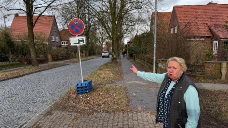 Knöllchen-Ärger in Stade: Anwohner kritisieren die Stadt Marlies Klemenz meint, dass das Halteverbotsschild nicht rechtzeitig aufgestellt wurde.