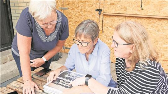 Marlies Wellbrock, Sabine Finke und Astrid Zick (von links) erinnern sich gern an die Zeit zurück, als sie die ersten kickenden Frauen in der Region waren.