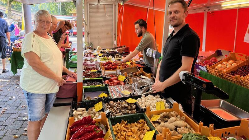 Marlis Hartlef ist seit 40 Jahren Kundin auf dem Himmelpfortener Wochenmarkt und kauft am Obst- und Gemüsestand von Serda Sentürk ein.