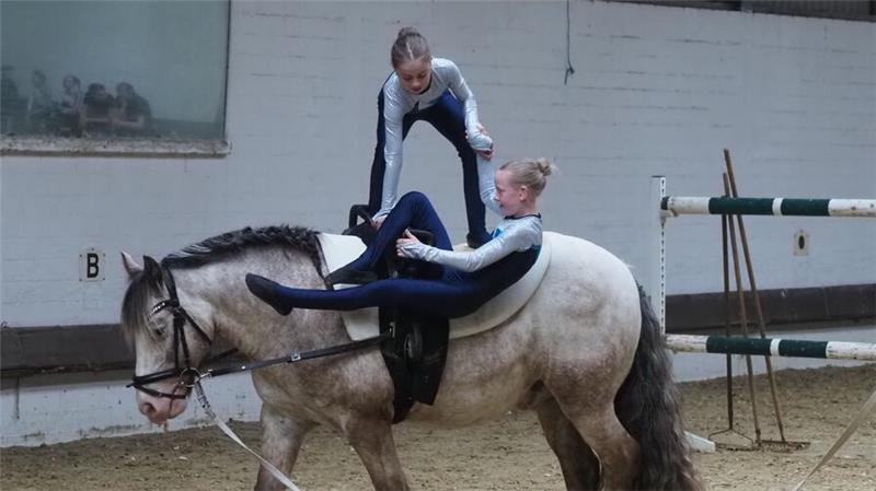 Marlit Oltmann und Henriette Prott auf Hörb vom gastgebenden Reitverein Südkehdingen.