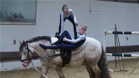 Marlit Oltmann und Henriette Prott auf Hörb vom gastgebenden Reitverein Südkehdingen.