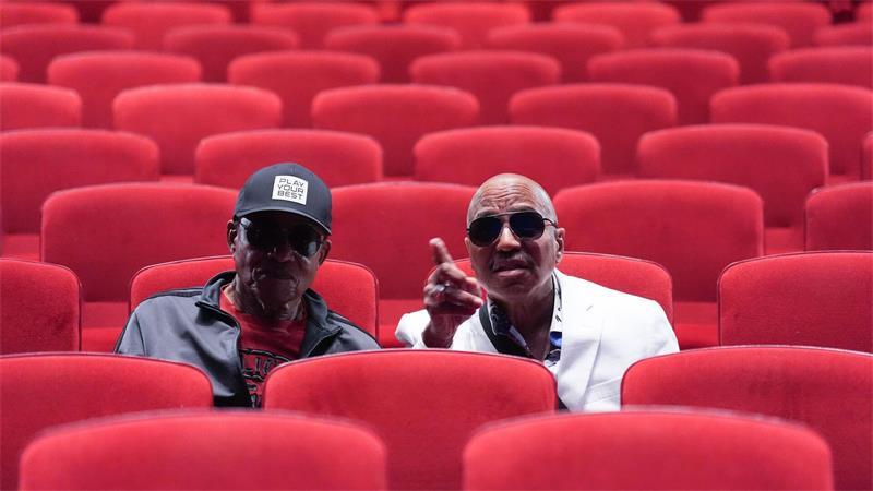Funkelnder Handschuh rührt Jackson-Brüder bei Hamburg-Besuch Marlon und Jackie waren sehr angetan vom Musical „MJ“.