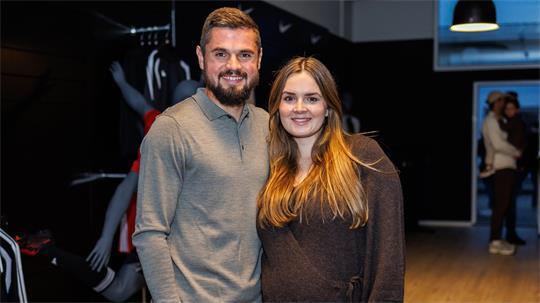 Marnon Busch, hier mit seiner Frau Anna, kann sich vorstellen, nach seiner Fußballkarriere in Stade Kunden zu beraten.