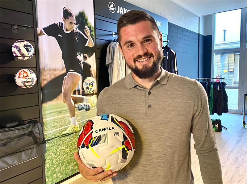 Warum sich Fußballprofi Marnon Busch ein Standbein in Stade aufbaut Marnon Busch im Ausstellungsraum seines Unternehmens in Stade.