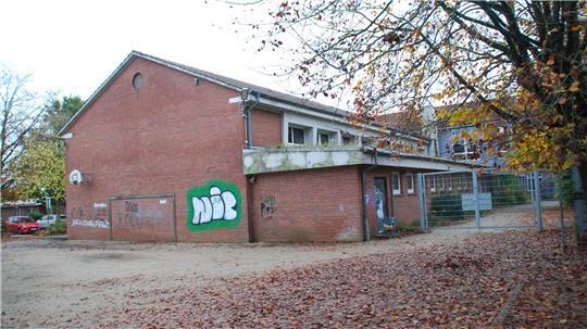 Marode und zu klein: die alte Sporthalle an der Grundschule in Apensen.