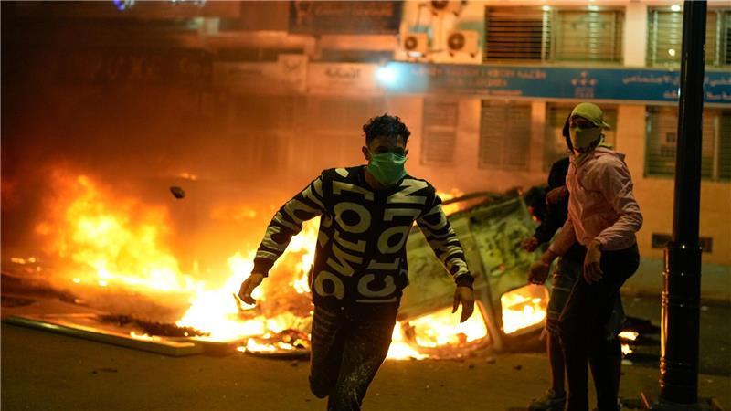 Marokko: Brennendes Polizeifahrzeug bei Protesten für Reformen in Rabat