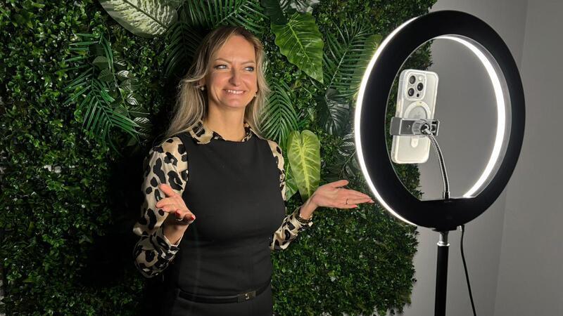 Wie eine Tiktok-Maklerin aus Dollern den Immobilienmarkt aufmischt Marta Anna Schmidt steckt täglich viel Arbeit in Social Media-Videos, um ihre Reichweite zu erhöhen.