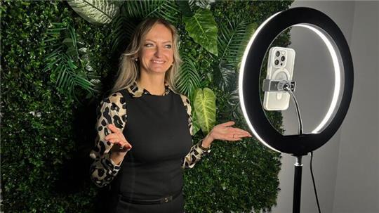 Marta Anna Schmidt steckt täglich viel Arbeit in Social Media-Videos, um ihre Reichweite zu erhöhen.